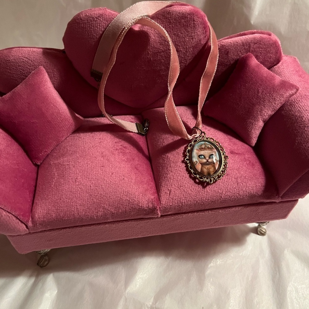 NWOT Royal Kitty pendant choker